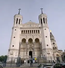 Notre-Dame de Fourvière und rechts die Kapelle Saint-Thomas