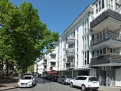 Chopinstraße 29–31, Nordseite des Platzes (2017)