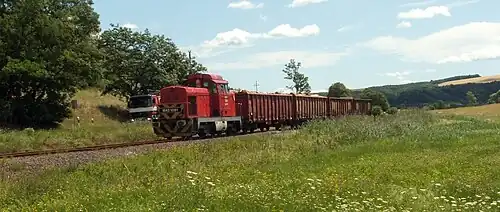 M43 1081 im Juli 2009 mit vier offenen Güterwagen