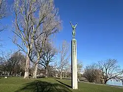 Mädchen mit erhobenen Armen von Hermann Haller, 1939/1968