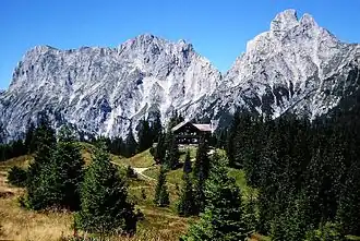 Blick von Südosten auf die Reichensteingruppe. Rechts der Admonter Reichenstein, rechts vom Hauptgipfel das Totenköpfl, links vom Reichenstein das Sparafeld und ganz links der Kalbling. Im Vordergrund die Mödlinger Hütte