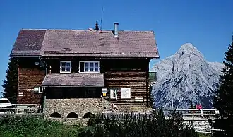 Mödlinger Hütte mit Blick zum Großen Ödstein
