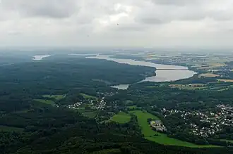Das Möhneseegebiet bestehend aus dem Möhnesee und dem nördlichen Teil des Arnsberger Walds südlich des Stausees (links im Bild).