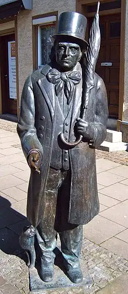 Mörike und Kater „Weißling“, Bronzestatue von Maria Kloss, errichtet vor Mörikes Wohnhaus in Lorch