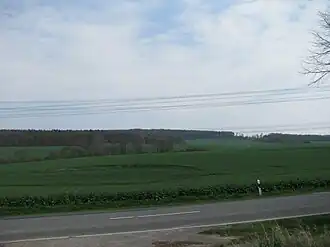 Blick nordostwärts zum Mühlenberg; vorne die Kreisstraße 4