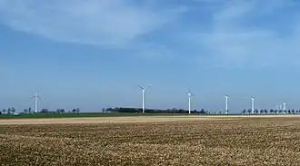Der Mühlenberg wird durch Windkraftanlagen überragt.
