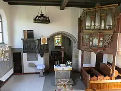 Orgel mit Altar und Kanzel