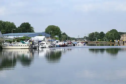 Yachthafen, im Hintergrund die Ruhrschleuse Raffelberg