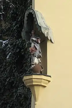 Figur der Immaculata über dem Eingang