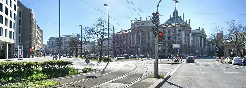 Lenbachplatz mit Stachus und Justizpalast im Hintergrund