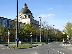 Fahrt auf dem Karl-Scharnagl-Ring Richtung Norden mit der Bayerischen Staatskanzlei am Franz-Josef-Strauß-Ring