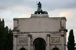 Inschrift unter der Freifläche der Südseite