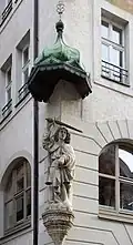 Sendlinger Straße 29/31: Erzengel-Michael-Skulptur am Singlspielerhaus