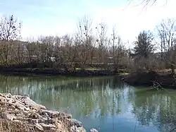 Mündung der Echaz am Westrand von Kirchentellinsfurt auf 305,5 m ü. NHN. Das Gewässer ist hier vom Ohafelsen an 23,8 km lang und hat ein 135,6 km² großes Einzugsgebiet.