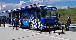 Ein Polizeibus, der von der Prager Stadtpolizei in Prag, Tschechische Republik, eingesetzt wird.