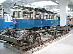 Lenk­drei­achs­lauf­ge­stell eines Stra­ßen­bahn­trieb­wa­gens.