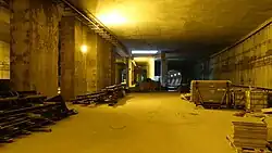 Rohbau eines in offener (links) und in geschlossener (rechts) Bauweise erstellten Streckentunnels (Bukarest)