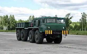 Ein sowjetischer MAZ-537L, zum Flugzeugschlepper umfunktionierter Panzertransporter