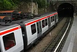 Fahrzeug des Typs MCL 80 auf der Zahnradstrecke der Linie C in Lyon; zwischen den Führungsschienen gut zu erkennen die Zahnstange