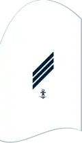 Dienstgradabzeichen eines Hauptgefreiten (30er Verwendungsreihe) auf dem Oberärmel des weißen Hemdes für Marineuniformträger