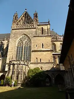 Querhaus, ein Flanken­turm und Chor von Süden, vor dem Querhaus steht die Tonsurkapelle.