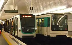 MF 01 und MF 67 in der Station der Linie 9