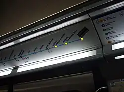 Dynamisches Linienband mit Lichtpunkten im Innenraum eines Wagens, noch drei Stationen bis zum Endbahnhof (Baureihe MF 77, Métro Paris)