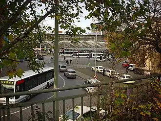 Blick von Gleis 1 auf den ZOB und Haus Westland