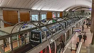 Gummibereifter Zug der Baureihe MP 14 in der Station Châtelet der Linie 14