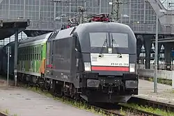 Alpen-Sylt-Nachtexpress im Bahnhof Karlsruhe Hbf mit Taurus an der Spitze.
