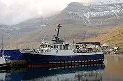 Die heutige Post- und Personenfähre Ritan (Die Dreizehenmöwe) im Hafen von Hvannasund an der Westküste von Viðoy.