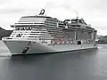 MSC Meraviglia in Honnigsvåg (Nordkapp), von der Midnatsol aus aufgenommen