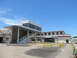 Bahnhöfe Kani (links) und Shin-Kani (rechts)