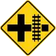 Zeichen W10-2R Bahnübergang neben Kreuzung