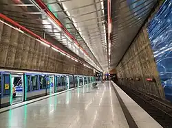 Visuelle Signalisierung der Zustiegsfreigabe durch Lichtbänder bei einem Zug der Baureihe C2 in München; beim Schließen wechselt die Farbe zu rot