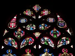 Maßwerk mit Engeln und Wappen der Familien Coatgoureden und Lezududy