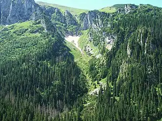 Eingang links am Hang