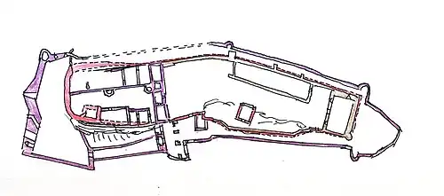 Grundriss: rot = romanischer Kernbau; braun = gotische Erweiterungen (14. Jh.); violett = Erweiterungen im 15. und 16. Jh.