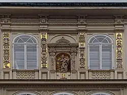 Anbau im Domhof Flügel 1841 gegen den Münsterberg von Christoph Riggenbach, Madonna in der Nische aus dem 16. Jahrhundert