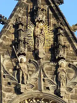 Mauritius und Katharina im Giebeldreieck der Westfassade