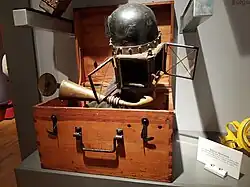 Der Rauchhelm war ein Vorläufer der Atemschutzmaske; die Versorgung mit Atemluft erfolgte über einen Schlauch