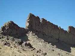Teil des magmatischen Dykes, der südlich von Shiprock in New Mexico verläuft.