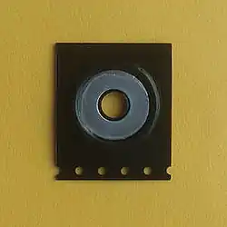 Foldscope Magnetkoppler auf gelbem Untergrund