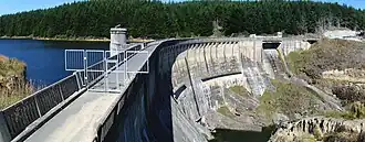 Staudamm des Sees (Blick nach Ostsüdosten auf das Absperrbauwerk)