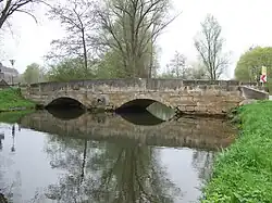 Baudenkmal „Heubruck“ über den angestauten Roten Main bei Heinersreuth