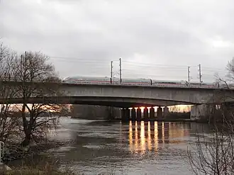 Eisenbahnbrücke, dahinter die A3-Autobahnbrücke
