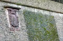 Ökologisch sanierter Mauerteil der Mainzer Zitadelle, bei dem Flächen mit vorhandenem Bewuchs und Unterschlupfmöglichkeiten für Tiere erhalten bleiben