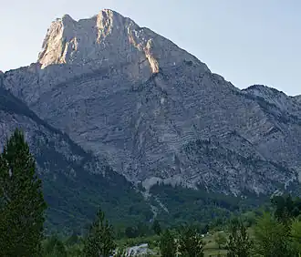 Die Südwand mit letztem Abendlicht im Juli, die Spitze ist hinter dem linken Vorgipfel verborgen