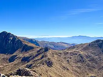 Gipfelregion mit dem Gipfel links