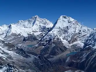 Südwestwand des Chamlang, links hinten der Makalu